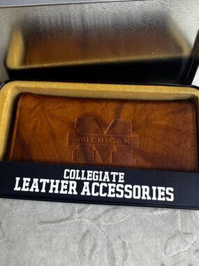Collegiate Michigan Leather Wallet checkbook In Gift Tin - Rico Industries